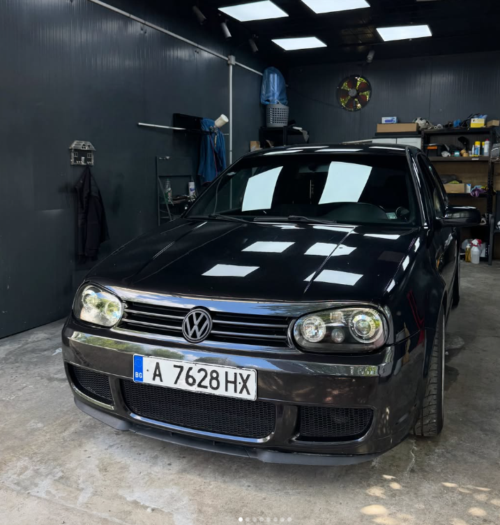 VW Golf с тъмно фолирани стъкла в бокса
