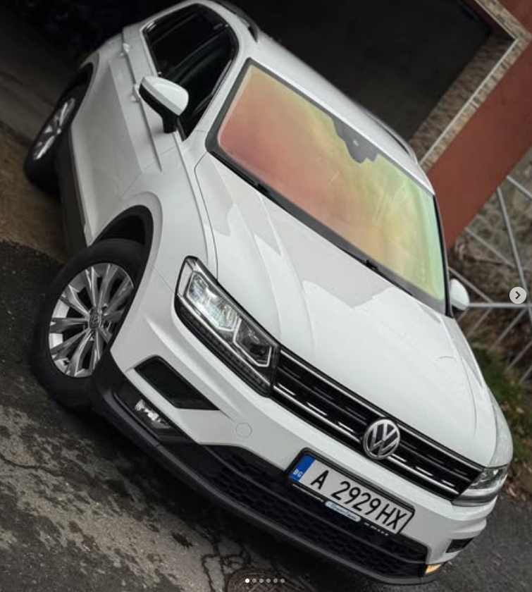 Бял VW Tiguan с фолирани стъкла
